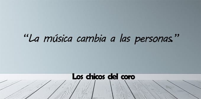 El texto en una pared azul claro dice: "La música cambia a las personas". Debajo de la cita, hay una leyenda: "Los chicos del coro". La decoración es de estilo minimalista.