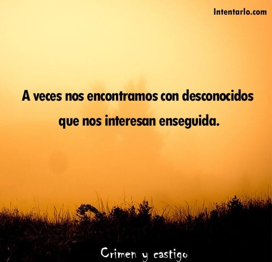 El texto sobre un fondo naranja dice: "A veces nos encontramos con desconocidos que nos interesan enseguida. Crimen y castigo." El sol poniente proyecta siluetas sobre las plantas en la parte inferior.