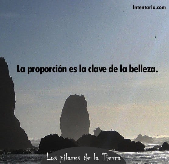 Silhouette de pilares rocosos en el océano contra un cielo al amanecer o atardecer, con el texto "La proporción es la clave de la belleza. Los pilares de la Tierra" sobrepuestos en la imagen.