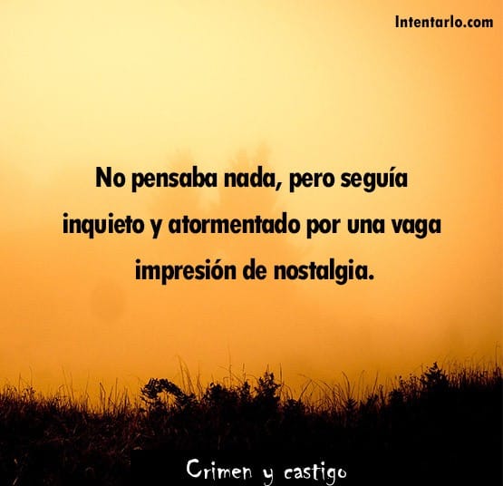 Una cita escrita en español sobre un fondo degradado amarillo-naranja dice: "No pensaba nada, pero seguía inquieto y atormentado por una vaga impresión de nostalgia". Debajo está anotado "Crimen y castigo".