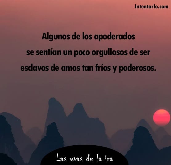 Frases de las uvas de la ira bonitas La imagen muestra un cielo rojo con montañas y un sol visible al fondo. El texto en español dice: "Algunos de los apoderados se sentían un poco orgullosos de ser esclavos de amos tan fríos y poderosos.