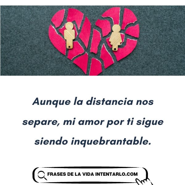 Una figura de corazón rojo rasgado con figuras de madera separadas encima del texto en español que dice: 'Aunque la distancia nos separa, mi amor por ti sigue siendo inquebrantable.'