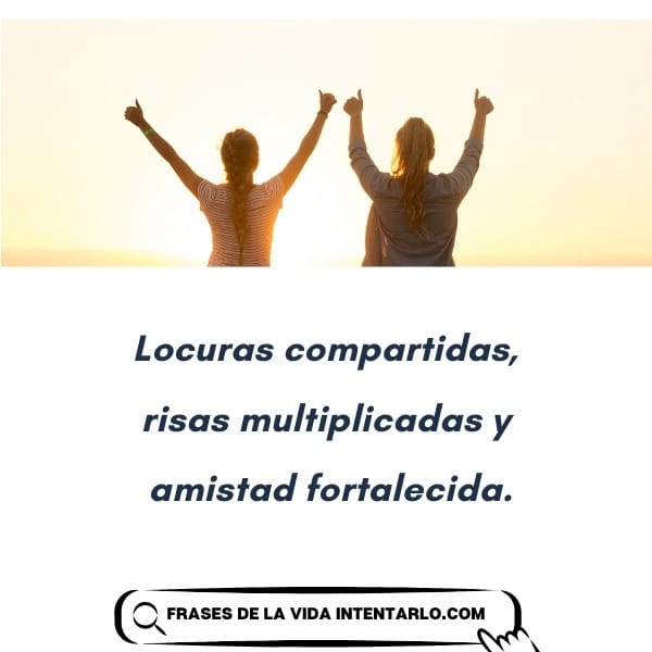 La imagen muestra a dos personas de espaldas levantando los brazos en señal de celebración contra un cielo al atardecer. El texto dice: 'Locuras compartidas, risas multiplicadas y amistad fortalecida'.