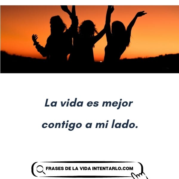 La imagen muestra tres siluetas de personas recortadas contra un hermoso atardecer, con los brazos levantados en señal de alegría. Debajo de la imagen, hay una frase inspiradora en español que dice: "La vida es mejor contigo a mi lado". Además, hay una barra de búsqueda con el título "Frases de la vida".