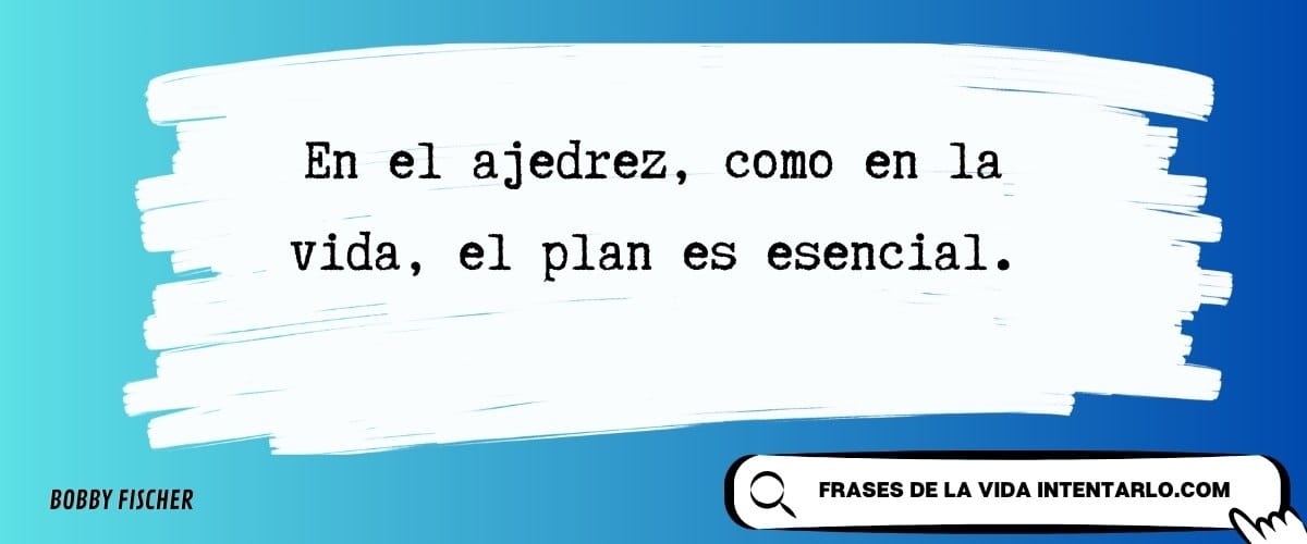 Una cita en español sobre un fondo azul: "En el ajedrez, como en la vida, el plan es esencial". Atribuida a Bobby Fischer. Hay un icono de lupa con "Frases de la vida Intentarlo.com" en la esquina inferior derecha.