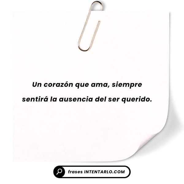 Frases bonitas sobre la ausencia Una nota de papel blanco recortada con texto negro que dice: 'Un corazón que ama, siempre siente la ausencia del ser querido'.