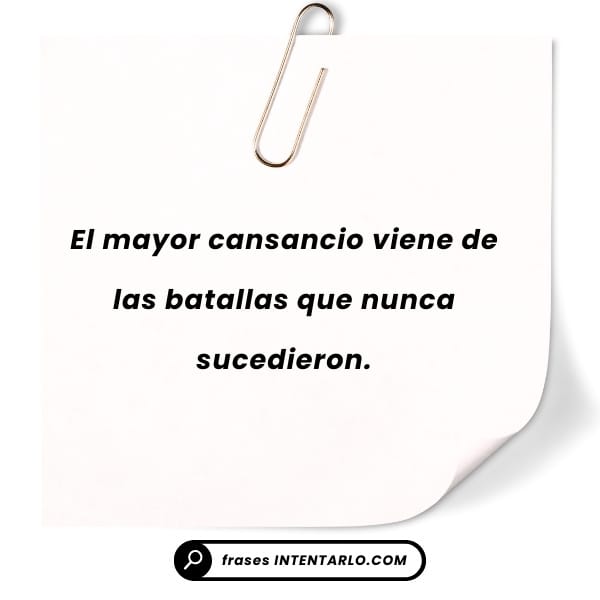 Una nota con un clip dice: 'El mayor cansancio viene de las batallas que nunca sucedieron'.