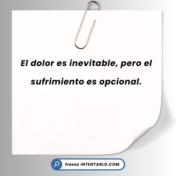 Un clip sostiene una nota con el texto 'El dolor es inevitable, pero el sufrimiento es opcional.'