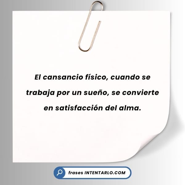 Una nota recortada en papel blanco con texto en español: 'El cansancio físico, cuando se trabaja por un sueño, se convierte en satisfacción del alma.'