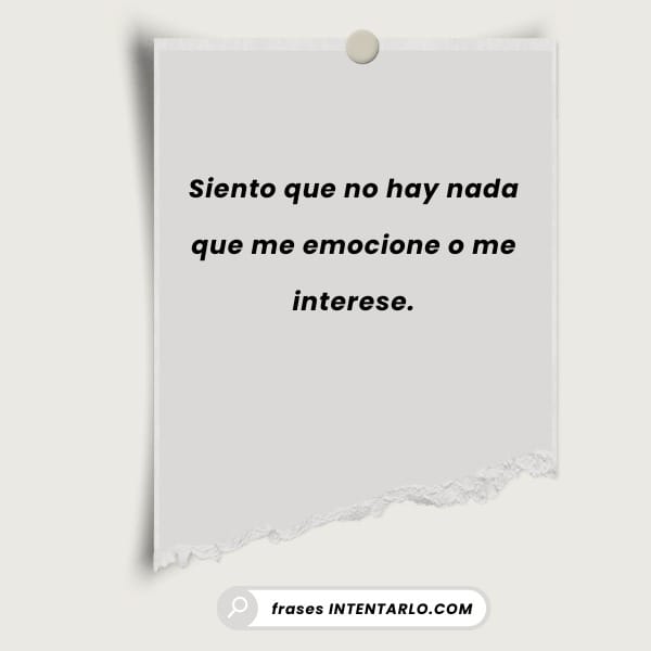 Frases sobre el sentimiento de vacío en la infelicidad Una hoja de papel con una chincheta en la pared que tiene el texto en español: 'Siento que no hay nada que me emocione o me interese'.