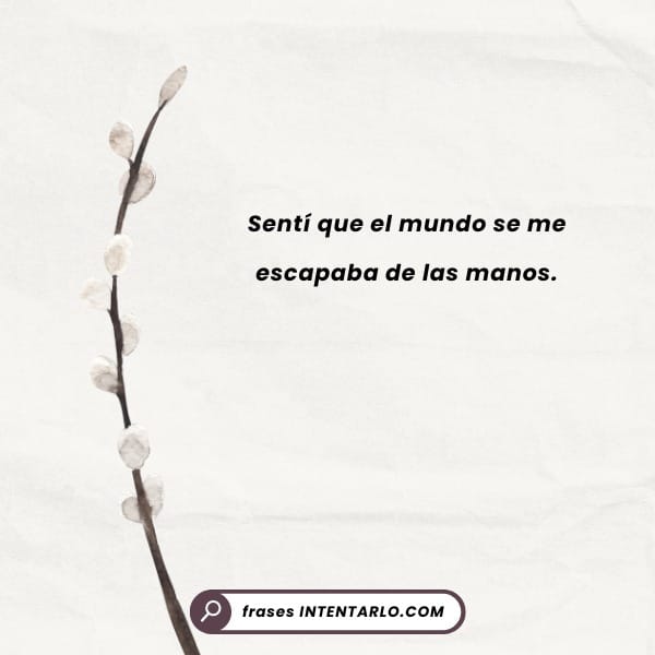 Frases de espanto y misterio Un primer plano de un ojo mirando con miedo a través de una cerradura.