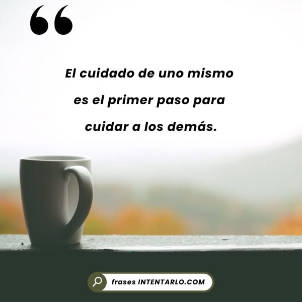 Citas sobre el cuidado personal Una taza de café con leche sobre una repisa con la inscripción: 'El cuidado de uno mismo es el primer paso para cuidar a los demás'.