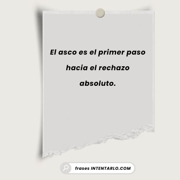 Un pedazo de papel roto pegado a una pared, que muestra una cita en español: 'El asco es el primer paso hacia el rechazo absoluto.'