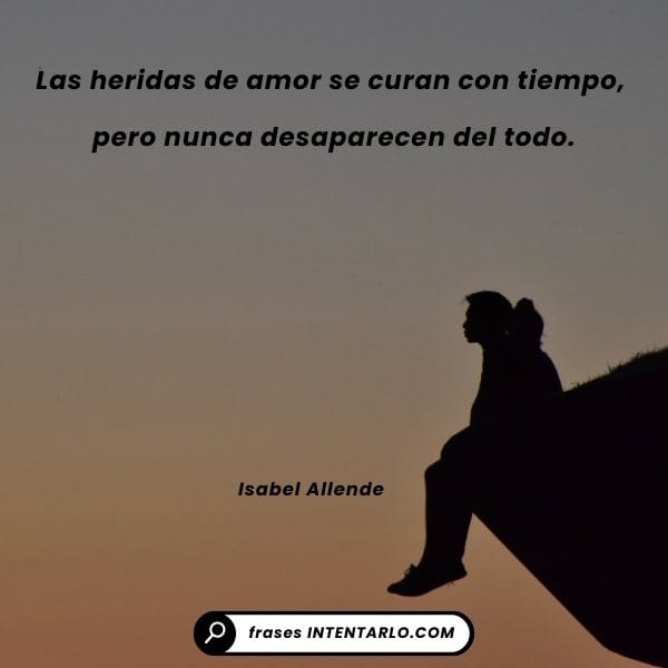 Frases de amores lejanos y olvidados Un sendero cubierto de hojas de otoño que se pierde en la niebla, representando amores lejanos y olvidados.