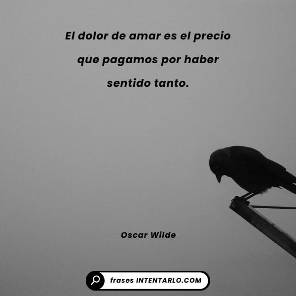Frases liberadoras para cerrar ciclos amorosos Una persona soltando un globo en forma de corazón que se eleva hacia un cielo despejado.