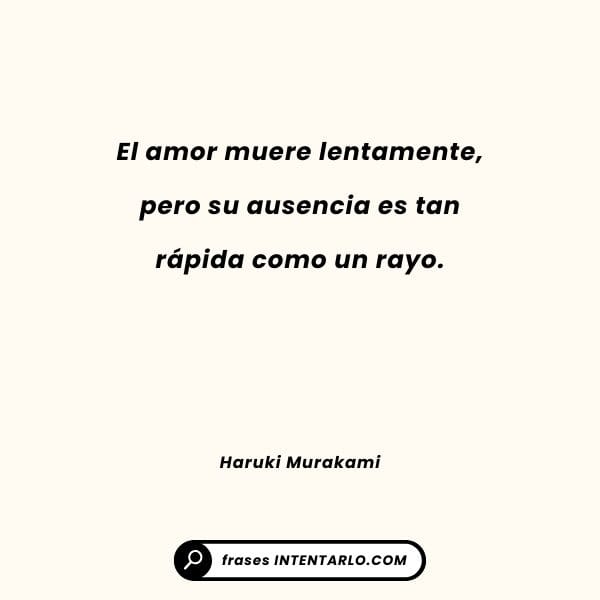 Frases melancólicas para cuando el amor se acaba Un libro cerrado sobre una mesa con una flor marchita encima, simbolizando el final de una historia.