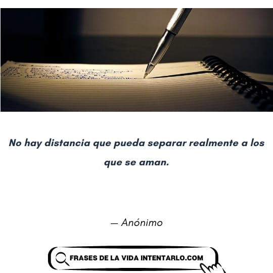 Una pluma antigua reposando sobre una carta a medio escribir en un escritorio de madera.