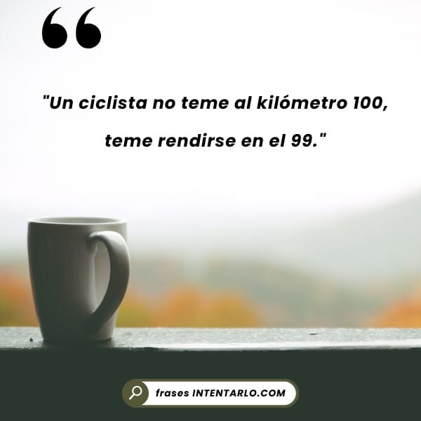 Frase de Greg LeMond sobre el dolor y la velocidad con una imagen de un ciclista en pleno esfuerzo.