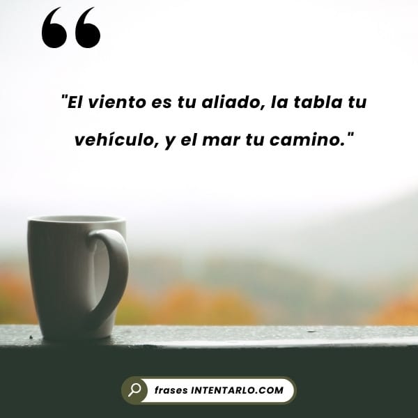 Frase inspiradora sobre el viento y el windsurf con una imagen de una vela al atardecer.